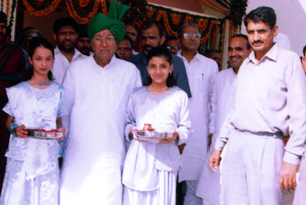 Ch. Om Prakash Chautala, Hon’ble Chief Minister,Haryana welcomed by FMS students.