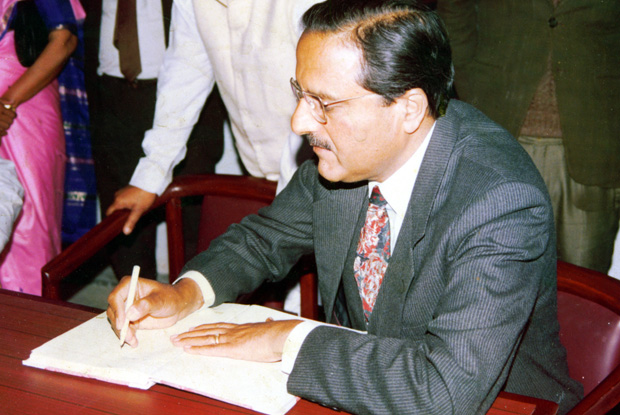 Sh. J.S Bedi ,I.P.S , Secretary, RAW writing his remarks in the visitor’s book.